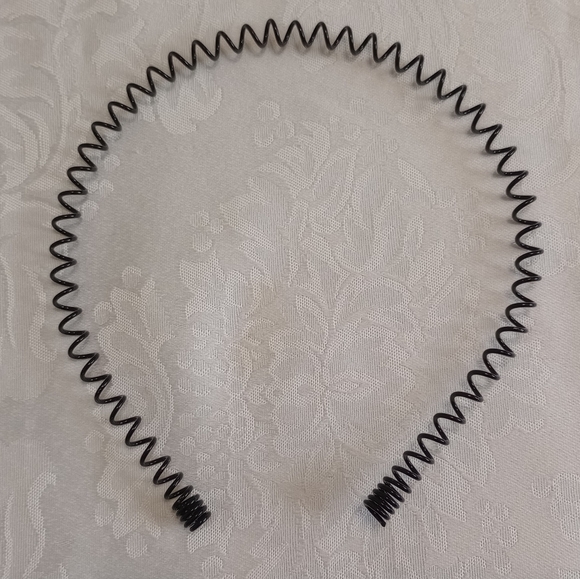 Set Of Headbands, Makeup Brushes And Eyebrow Shaping Template - Picture 7 of 13